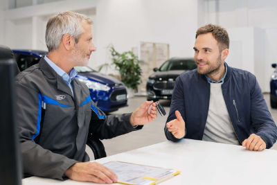 Cliente e venditore di Ford Garage