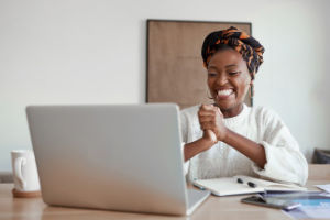 Donna sorridente che usa il computer portatile