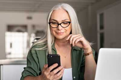 Frau und Smartphone
