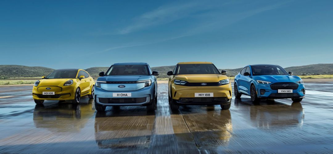 Reihe mit Ford Elektrofahrzeugen, darunter der Ford Puma Gen-E, Ford Explorer, Ford Capri und Ford Mustang Mach-E.