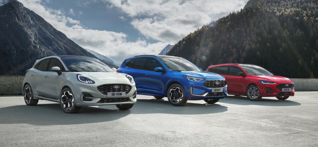 Reihe mit Hybridfahrzeugen von Ford, darunter der Ford Puma, Ford Kuga und Ford Focus.