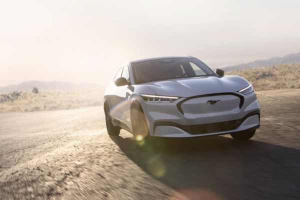 Ford Mustang Mach-E fährt entlang karger Strasse