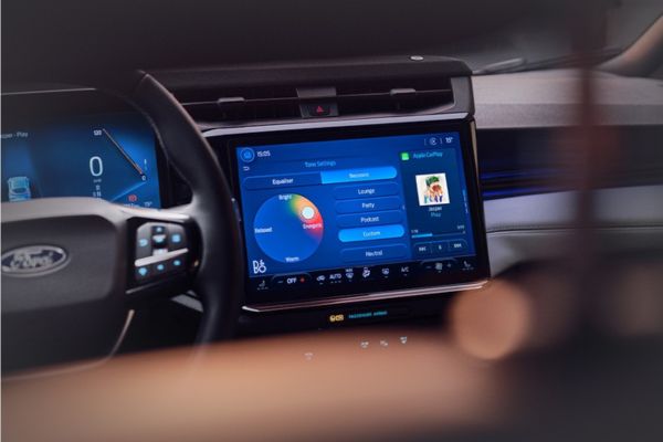 Vista ravvicinata dell’ampio touchscreen della Ford Puma Gen-E Sound Edition