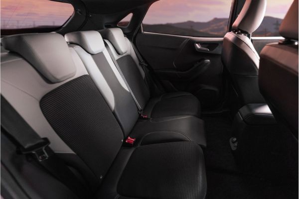 Vista ravvicinata dei sedili posteriori della Ford Puma Gen-E Sound Edition, con rivestimenti esclusivi