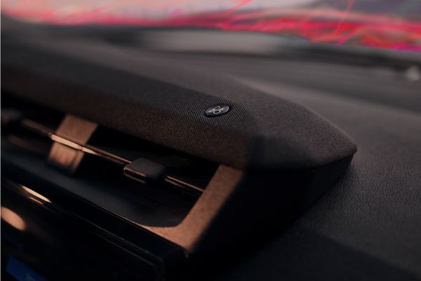 Vista ravvicinata di un altoparlante del sistema audio B&O su una Ford Puma Gen-E