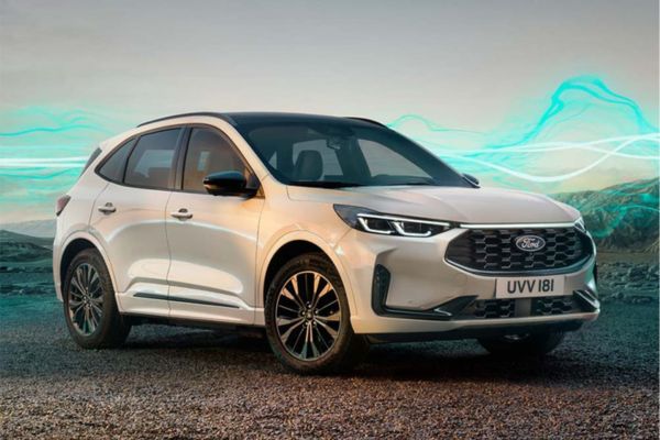  Una Ford Kuga Sound Edition bianca parcheggiata, con onde sonore verdi sullo sfondo