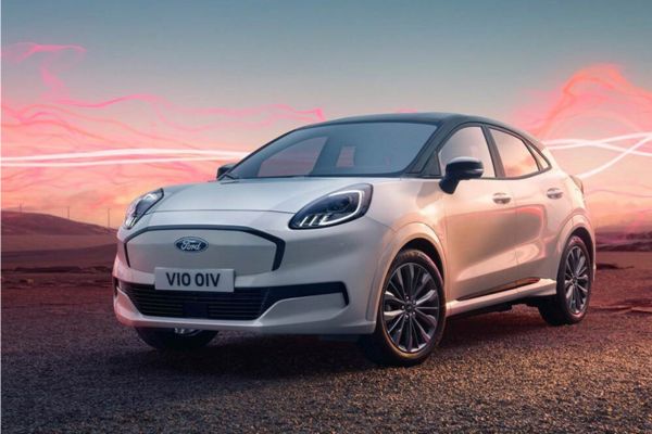 Una Ford Puma Gen-E Sound Edition bianca parcheggiata, con onde sonore rosse sullo sfondo