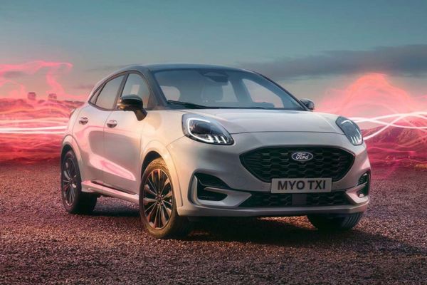 Una Ford Puma Sound Edition bianca parcheggiata, con onde sonore rosse sullo sfondo