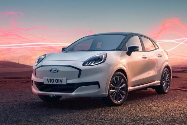 Ford Puma Gen-E Sound Edition en blanc, garé, ondes sonores rouges en arrière-plan