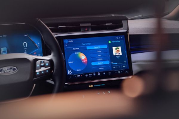 Gros plan sur le grand écran tactile du Ford Puma Gen-E Sound Edition
