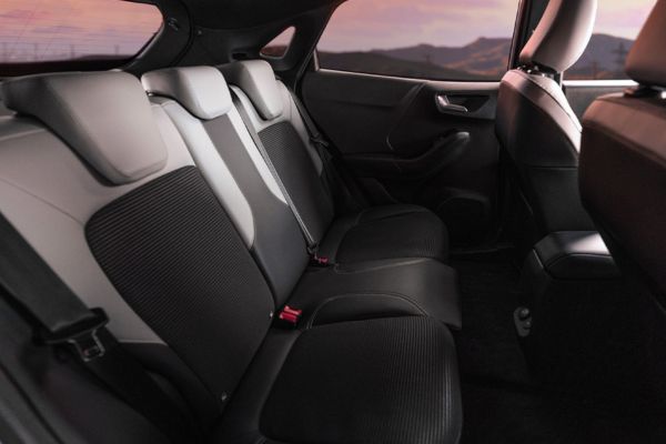 Gros plan sur les sièges arrière du Ford Puma Gen-E Sound Edition avec housses exclusives