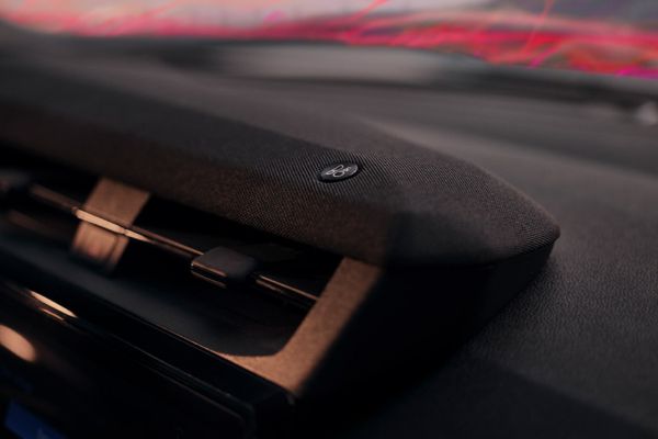 Gros plan sur un haut-parleur du système audio B&O dans le Ford Puma Gen-E