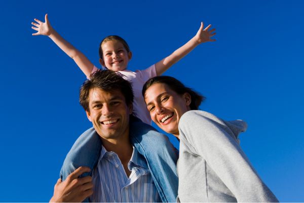 Une famille souriante dans un ciel bleu