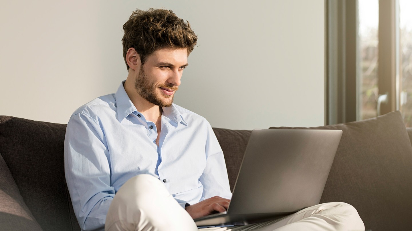 Homme sur son ordinateur utilisant la fonction de réservation en ligne de Ford