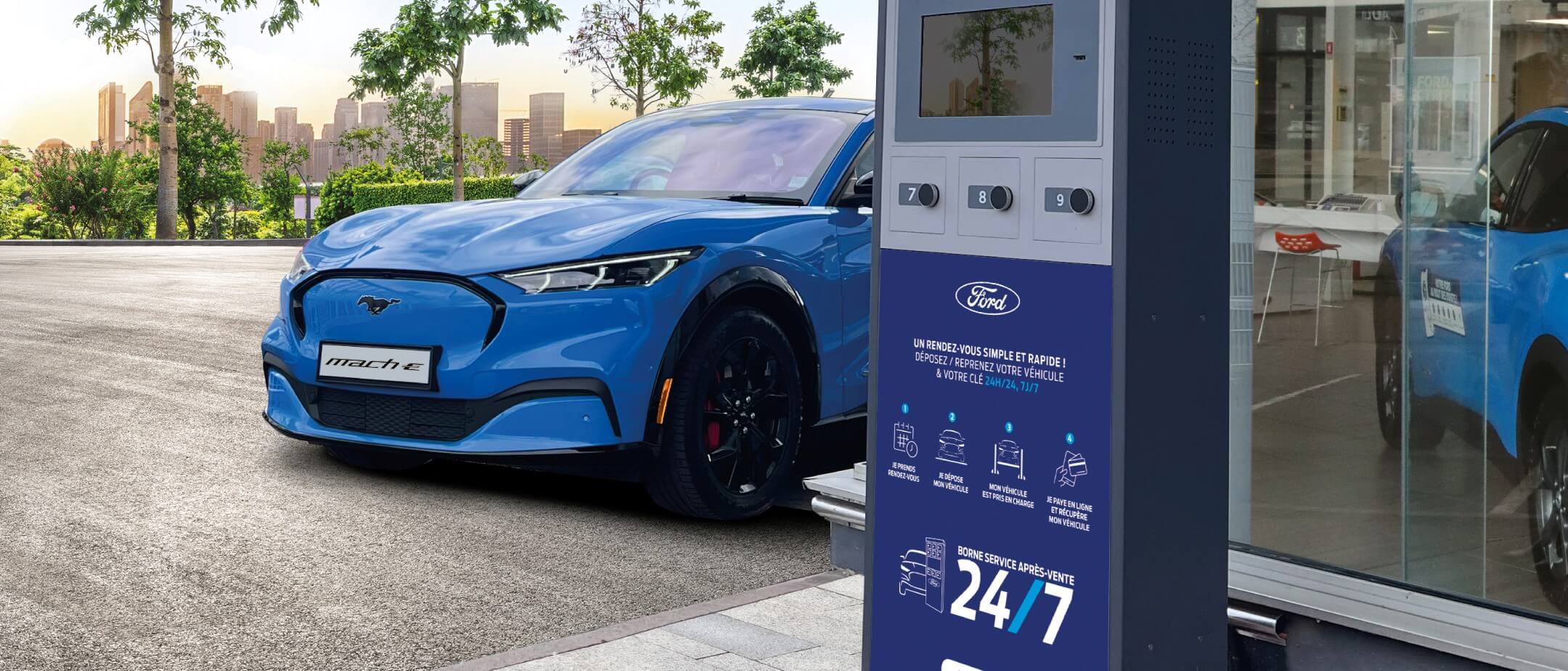 Une Ford Mustang Mach-E bleue devant une borne 24/7