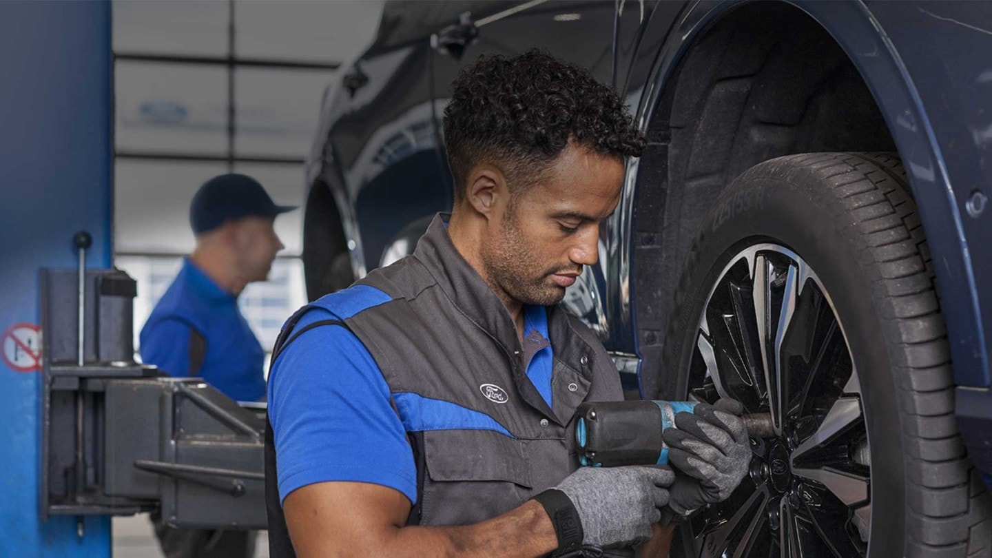 Un technicien Ford serrant les boulons d'une roue
