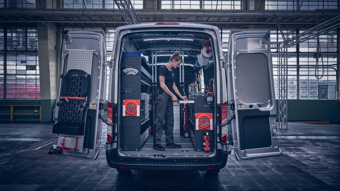 Une tehnicienne Ford Mobile Service dans son van atelier