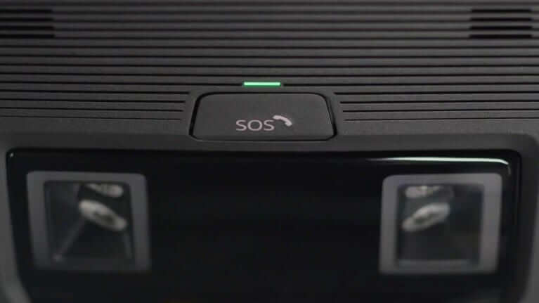 eCall Gros plan du bouton SOS de la fonction eCall, situé au plafond de l’habitacle