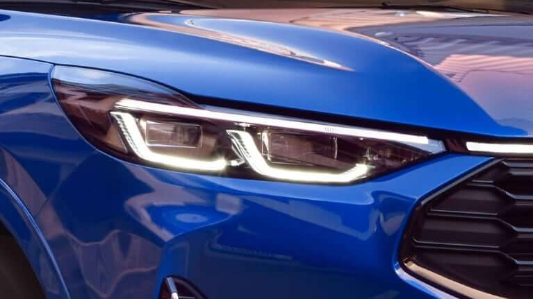 Feux de route anti-éblouissement d'une Mach-E bleue