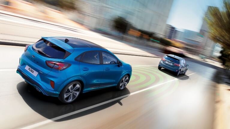 Régulateur de vitesse Ford Puma bleue avec régulateur de vitesse adaptatif