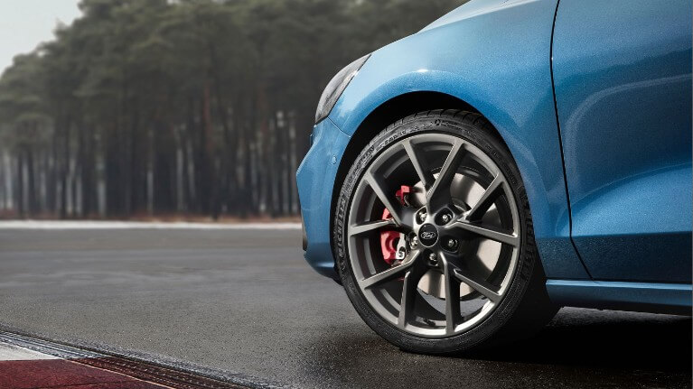 Roue Ford Puma Gros plan de la roue d'une Ford Puma