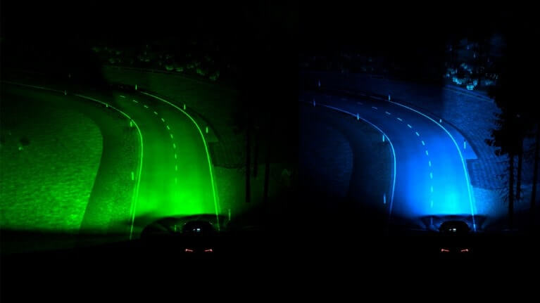 Deux images montrant les phares adaptatifs dynamiques : l'une avec lumière verte, l'autre avec lumière bleue