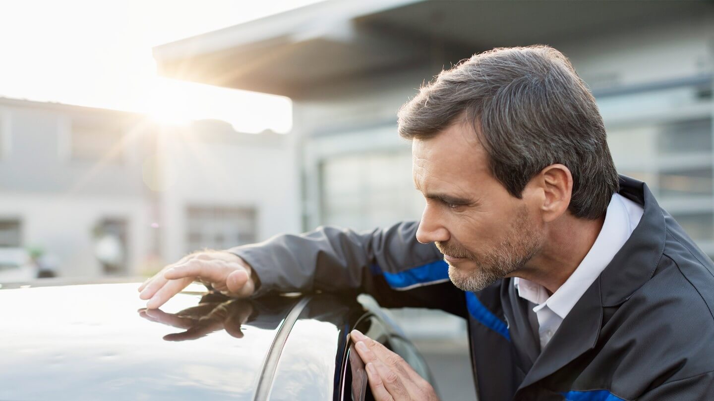 Technicien Ford inspectant une voiture