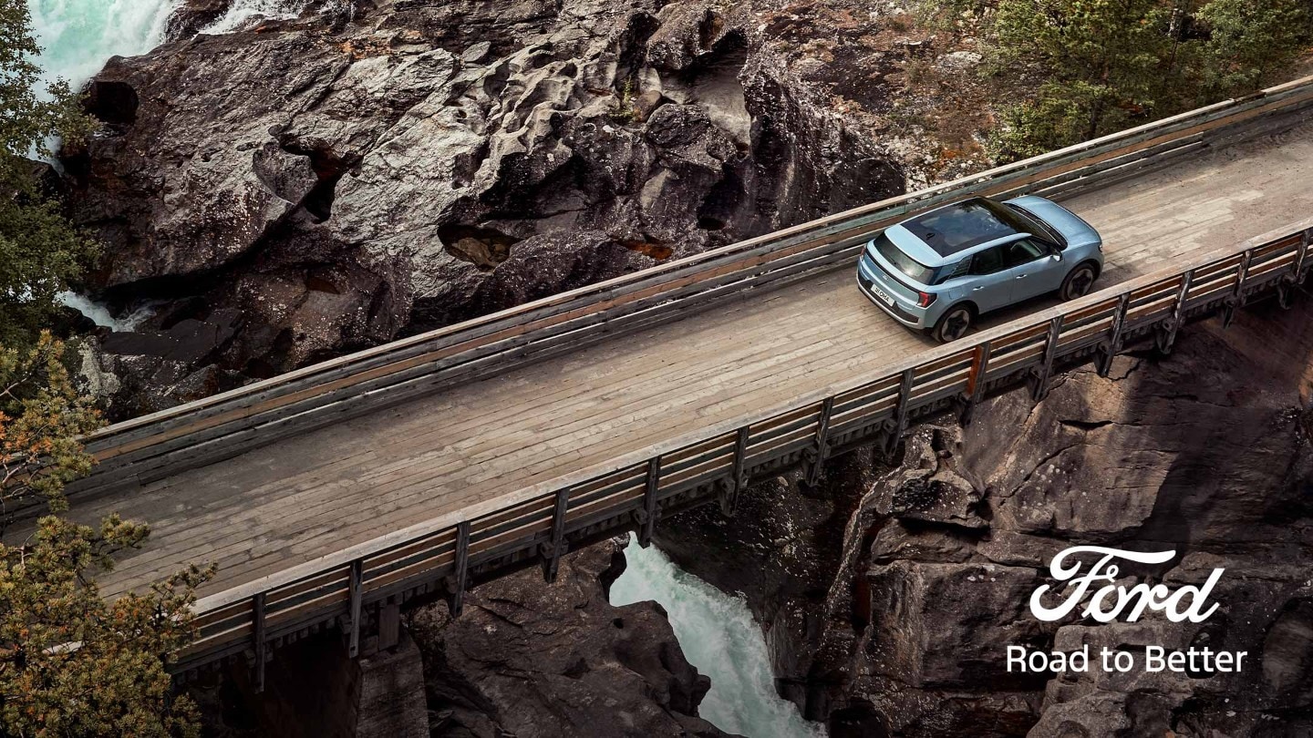 Ford Explorer 100% électrique sur un pont vue du ciel