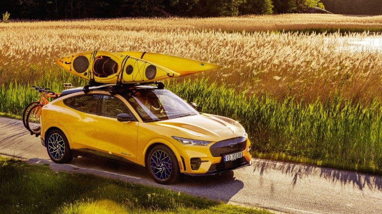 Ford Mach-E jaune avec accessoires sur le toit
