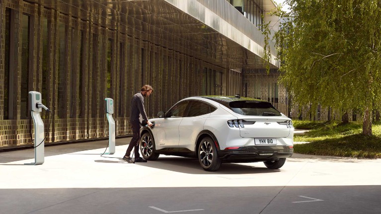 Ford Mach-E blanche en charge