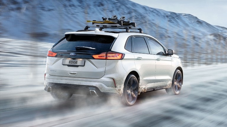 Ford Edge blanche sur la neige