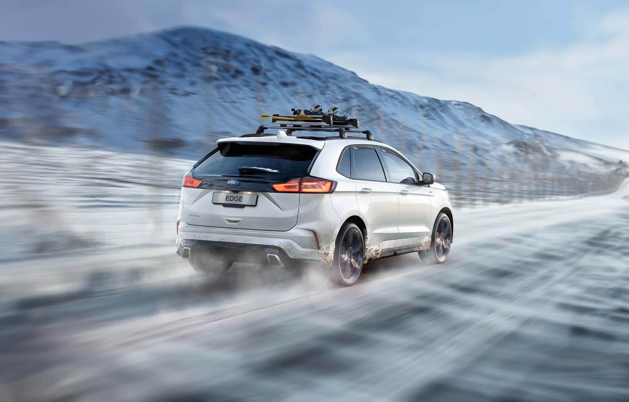 Ford Edge roulant sur la neige