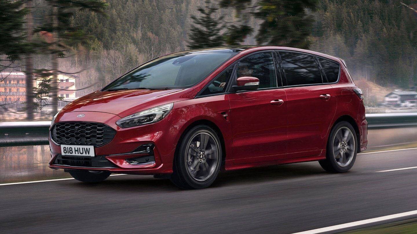 Voiture rouge qui roule sur la route 