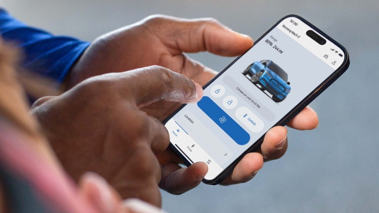 homme utilise le verrouillage à distance sur son portable