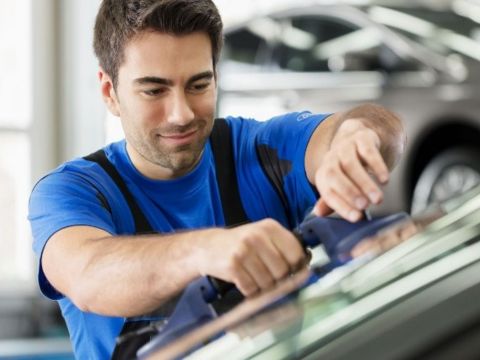 Technicien Ford travaillant sur un pare-brise