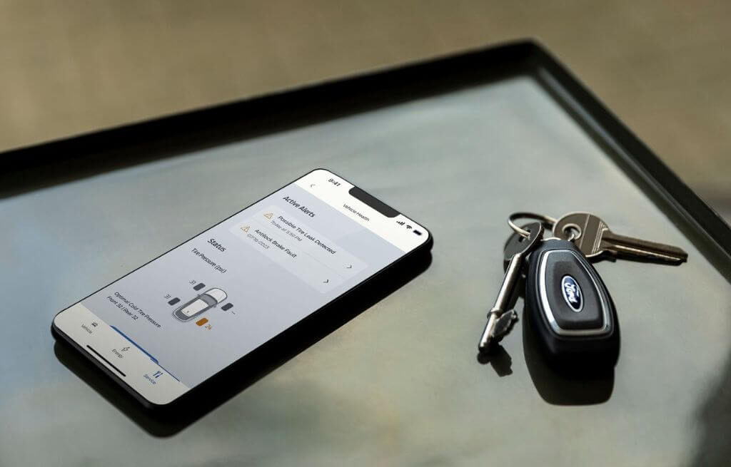 Portable et clé de voiture sur une table en verre