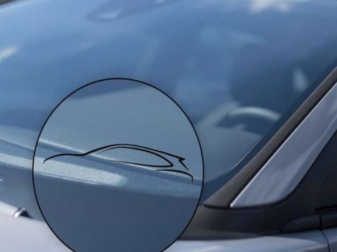 Zoom sur pare-brise de voiture Ford