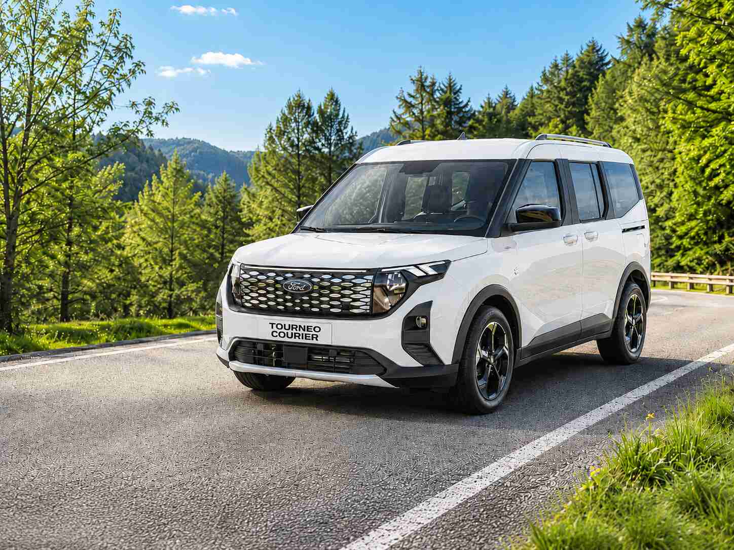 Ford Transit Connect przy stacji ładowania